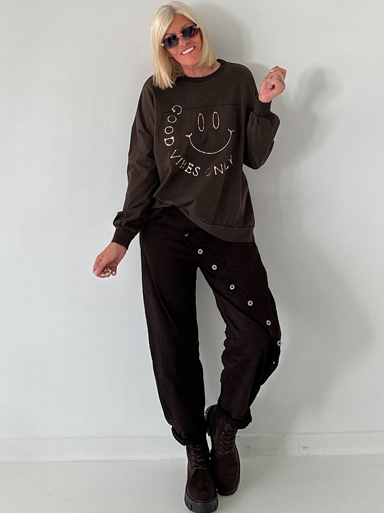 Sweater Good vibes only - mokka