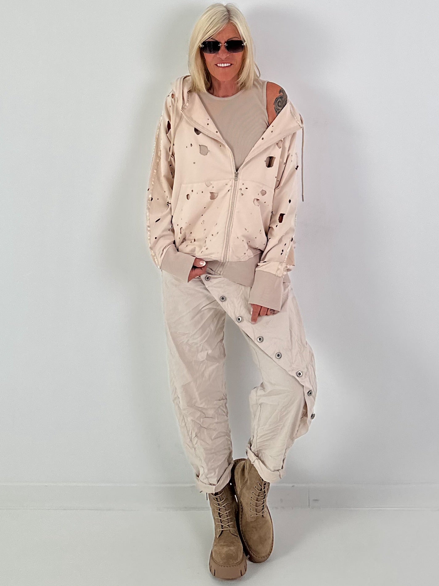 Stylische Sweatshirt Jacke mit großem Rückenpatch Tiger- beige