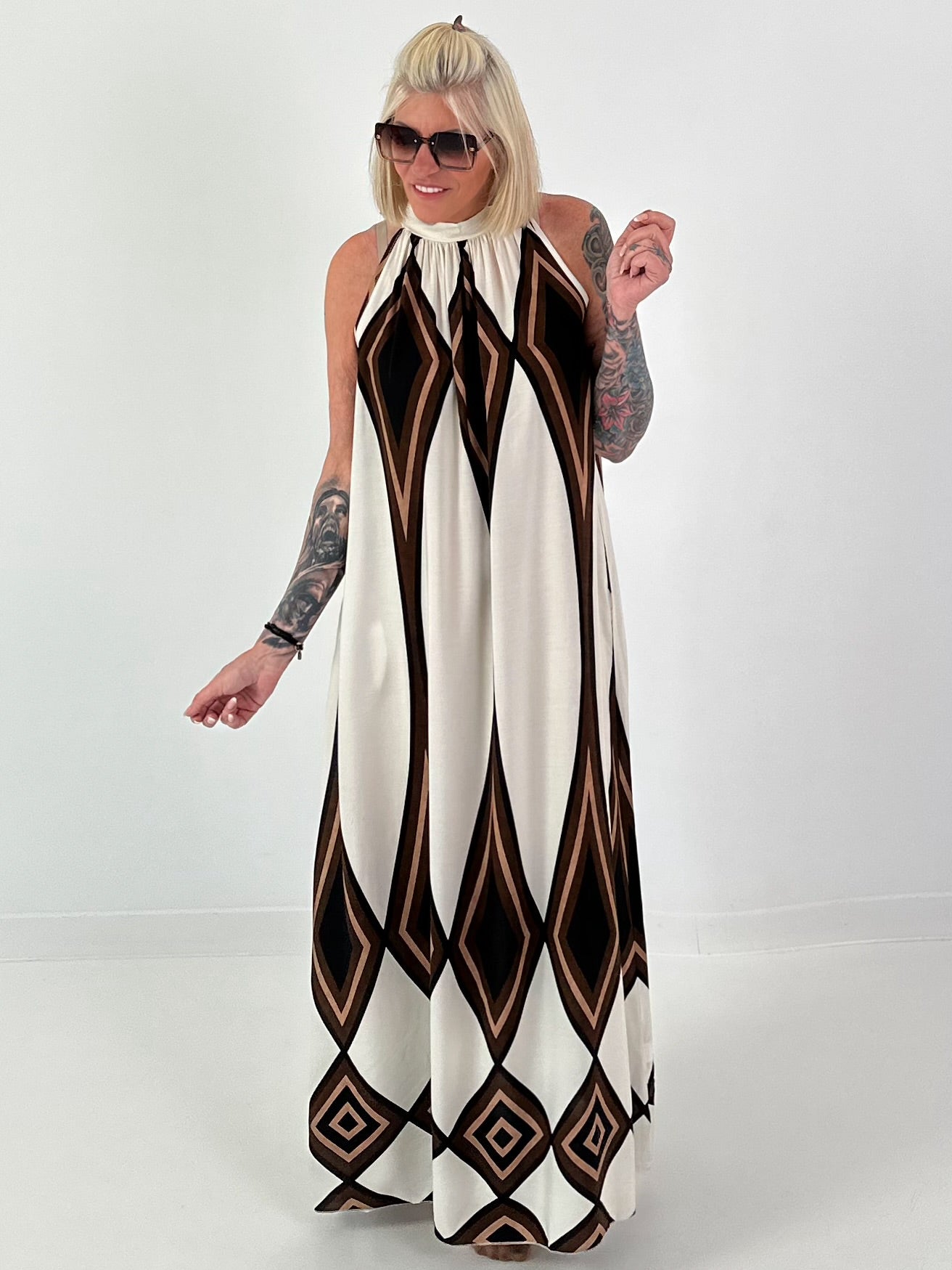 Neckholder Kleid mit All-Over Muster - ecru-braun-mehrfarbig