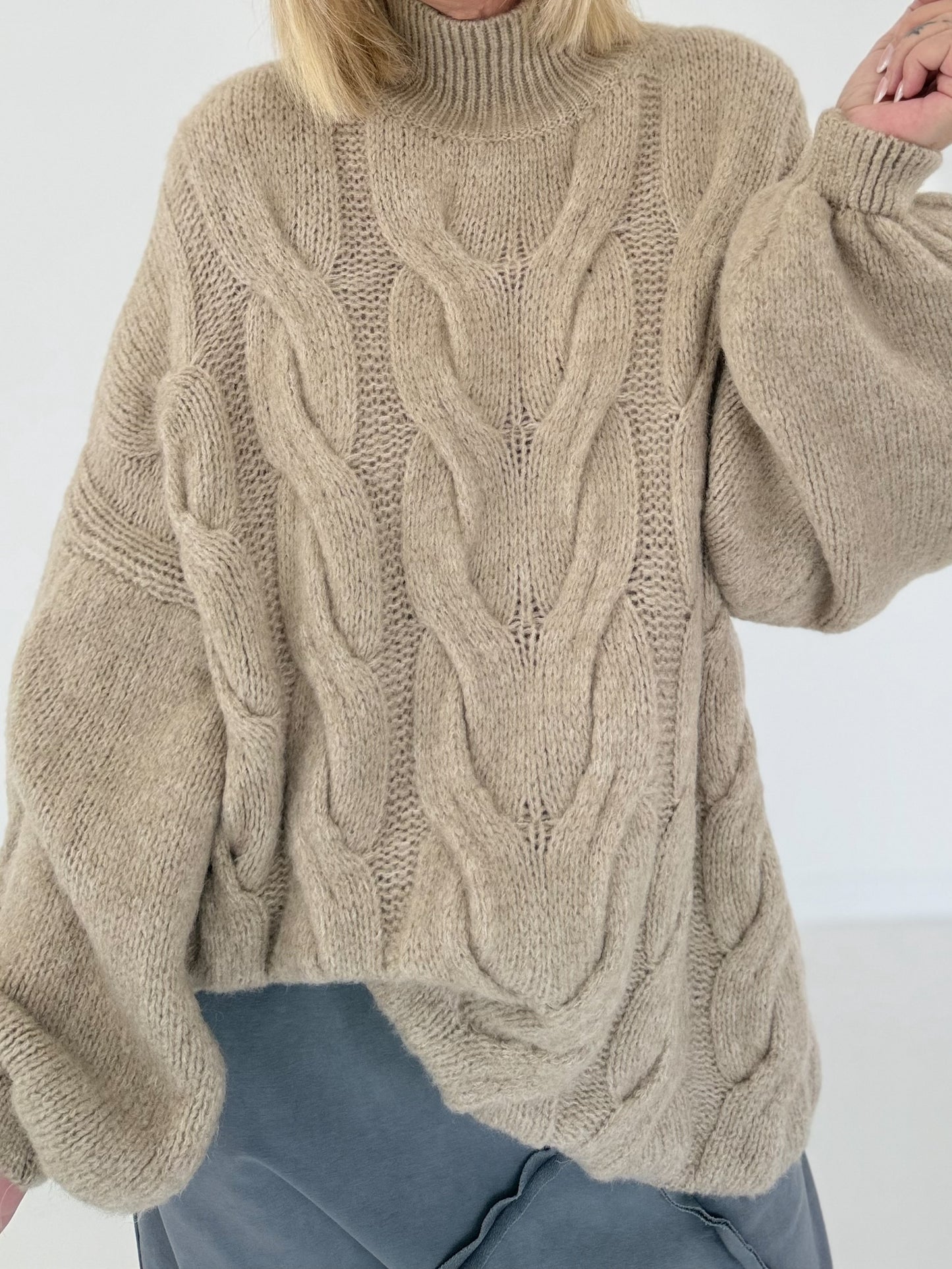 Kuschliger Strickpullover mit Zopfmuster - taupe
