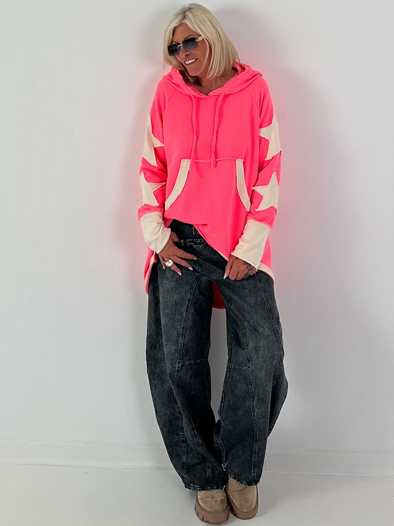 Lässiger Long Hoodie mit Daumenloch und trendigen Sternenelementen - neonpink