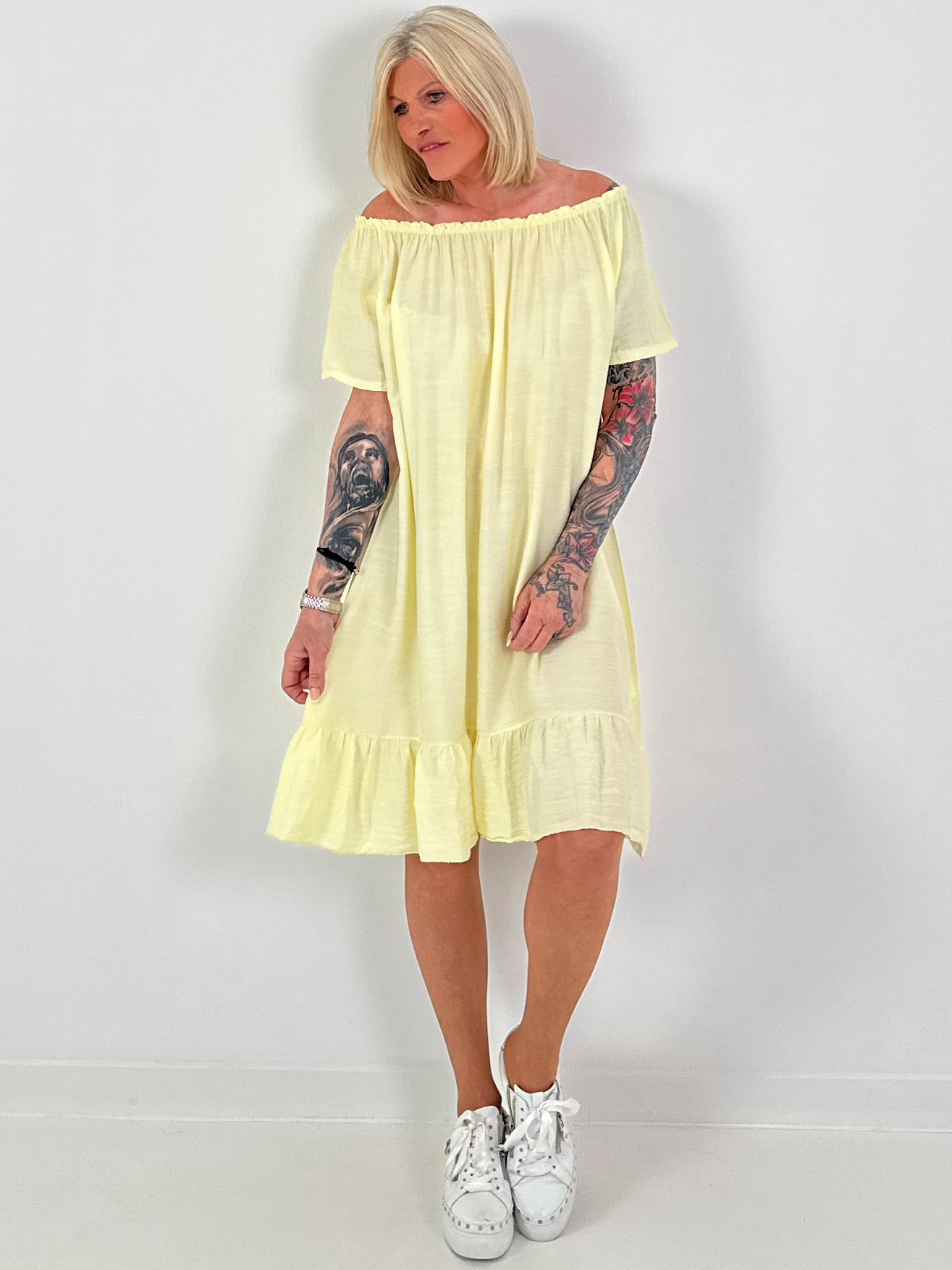 Kleid mit kurzen Ärmeln und Volant - gelb
