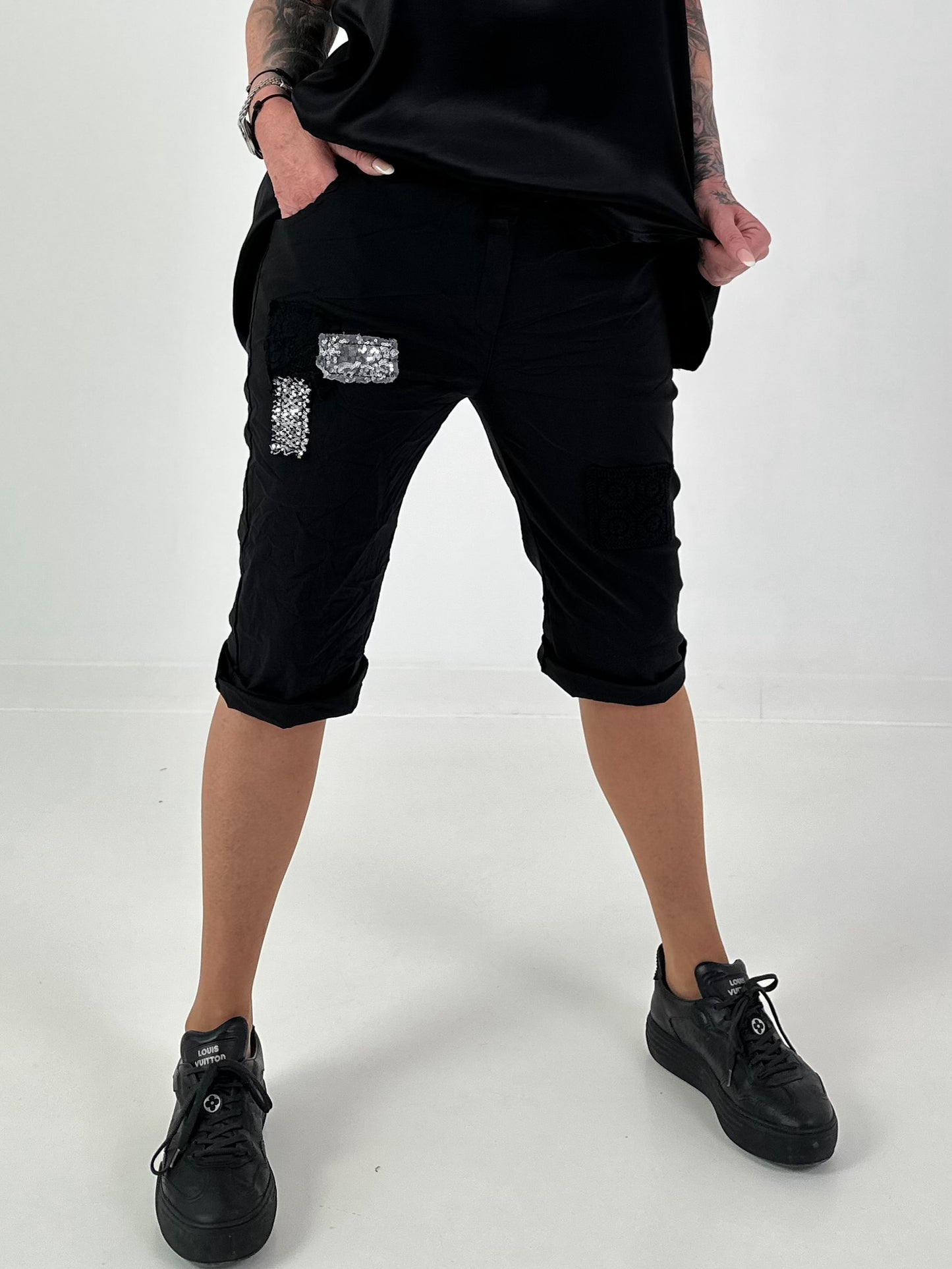 Shorts with patches - black