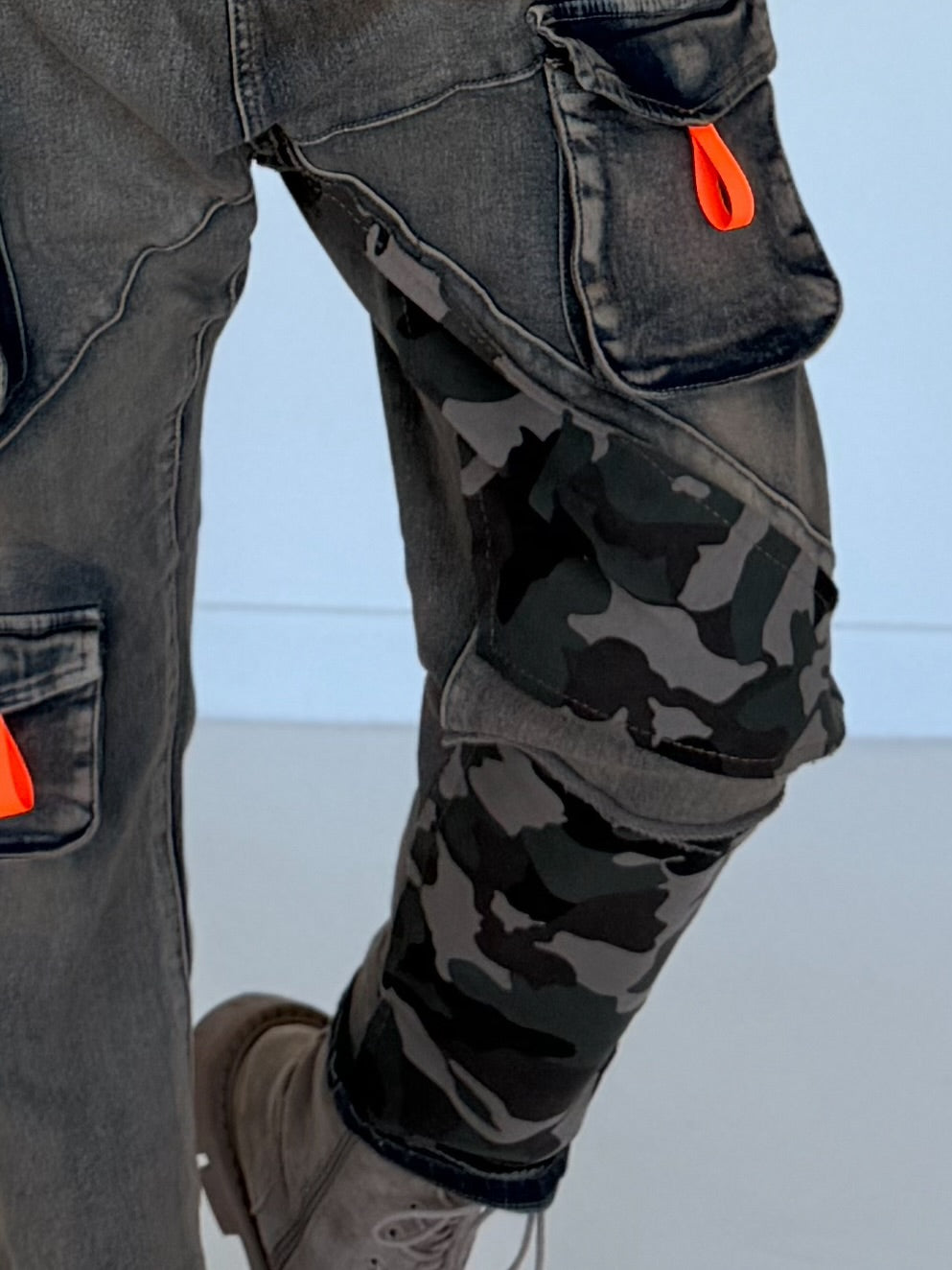 Baggy-Jeans in Used-Optik mit Camouflage-Applikationen - used-denim
