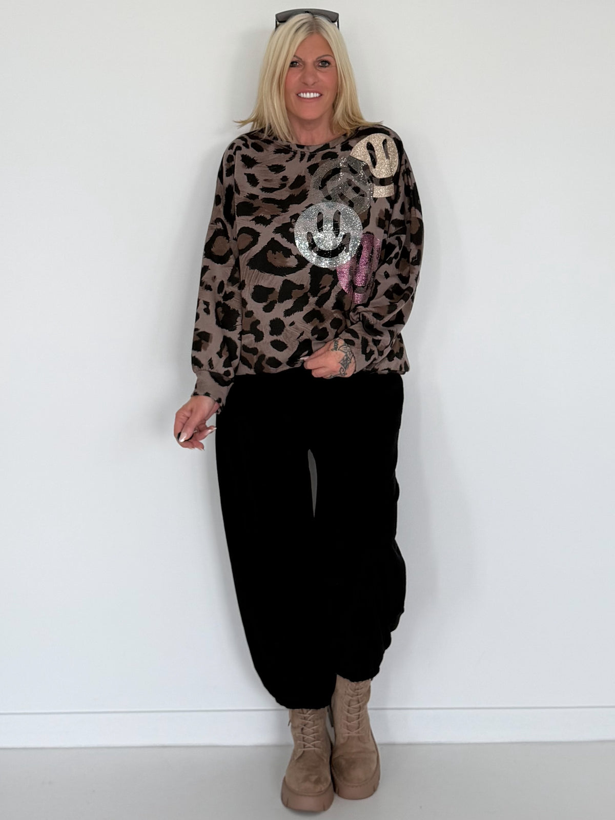 Sweater im Allover-Leo-Print mit Strass- und Glitzer Smileys - taupe-mehrfarbig