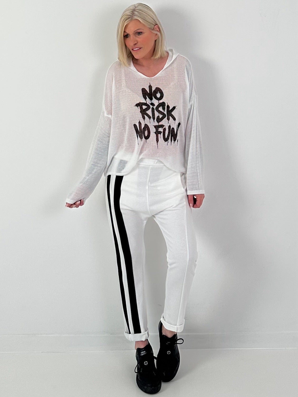 Leichter Strickpulli mit Kapuze No Risk No Fun - weiss