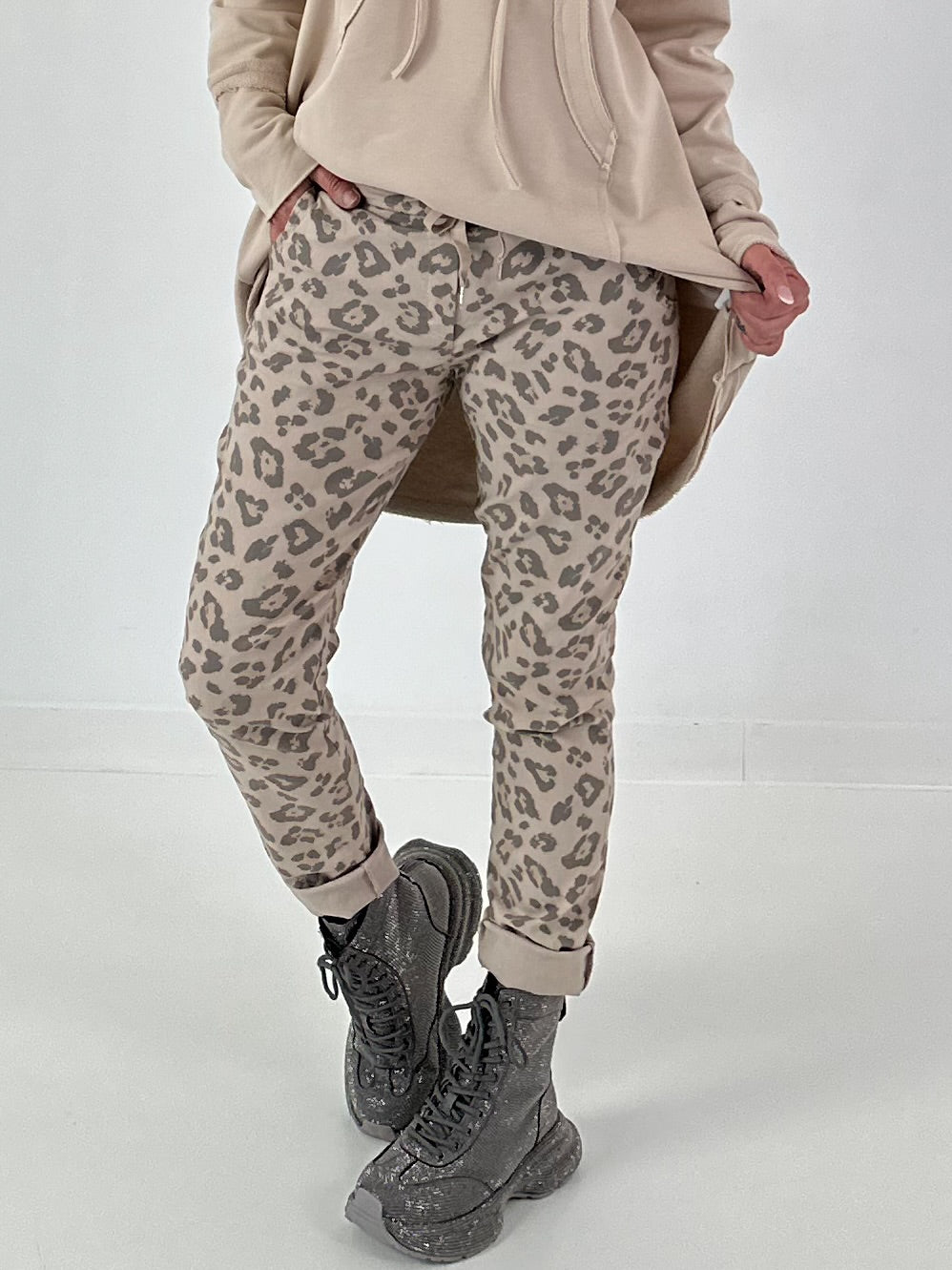 Hose mit elastischem Bund  - leo -beige ( lieferbar ab 15.07.26)