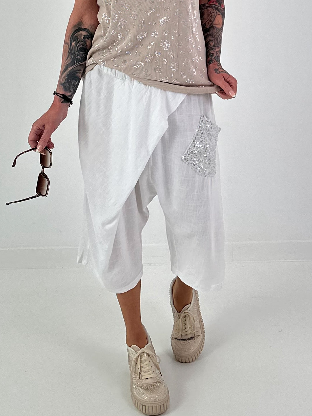 Kurze Leinen Baggy mit Überwurf und Paillettendetails - weiss