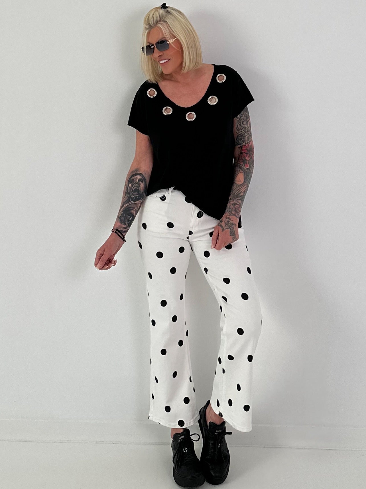 T-shirt with eyelet neckline - black