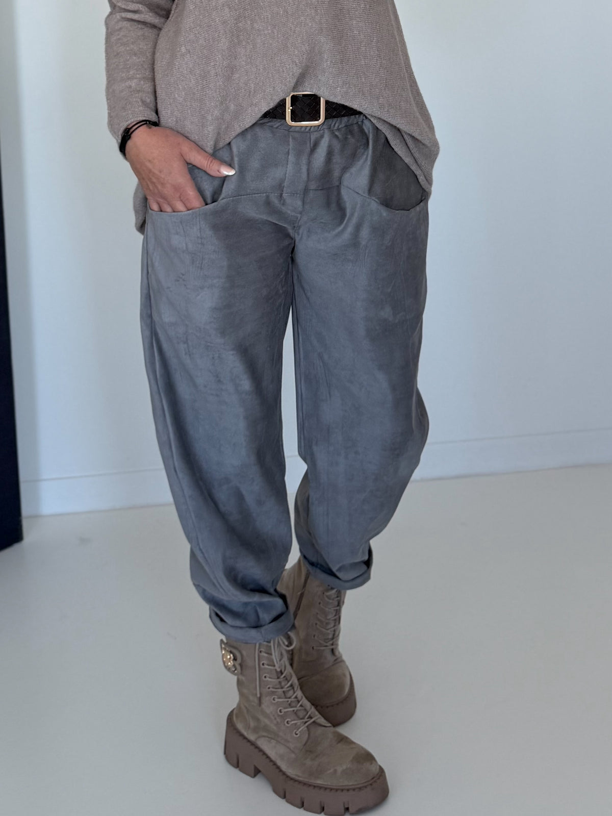 Hose in Wildleder-Optik mit Gürtel - grau