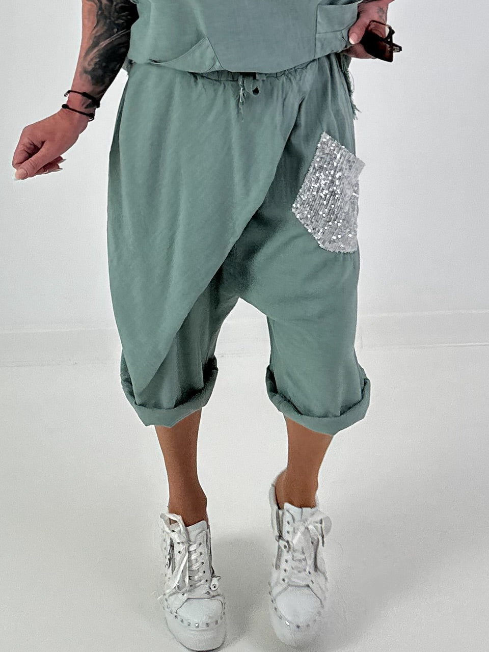 Kurze Leinen Baggy mit Überwurf und Paillettendetails - khaki
