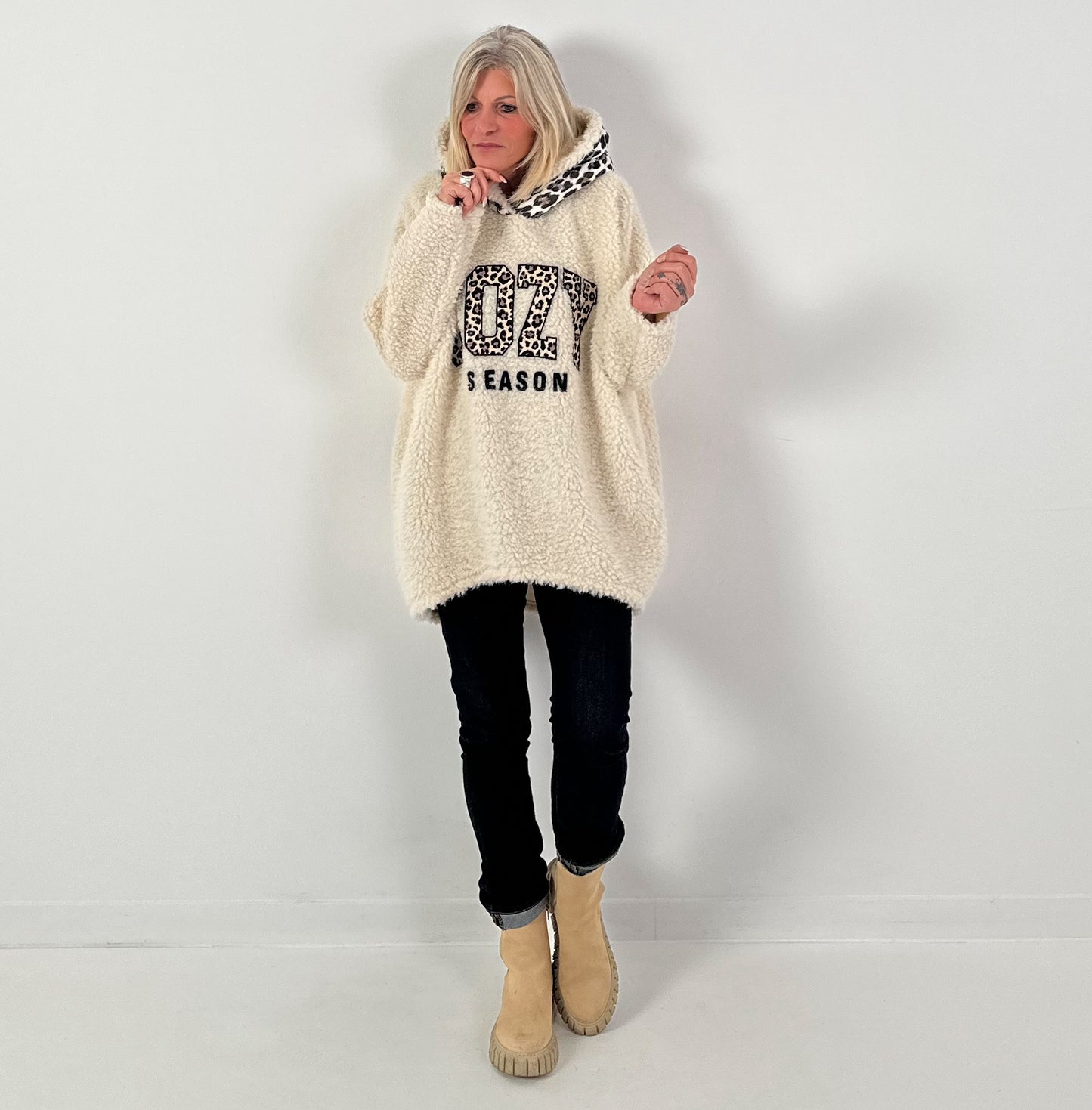 Hoodie model "Cozy Season" - ecru