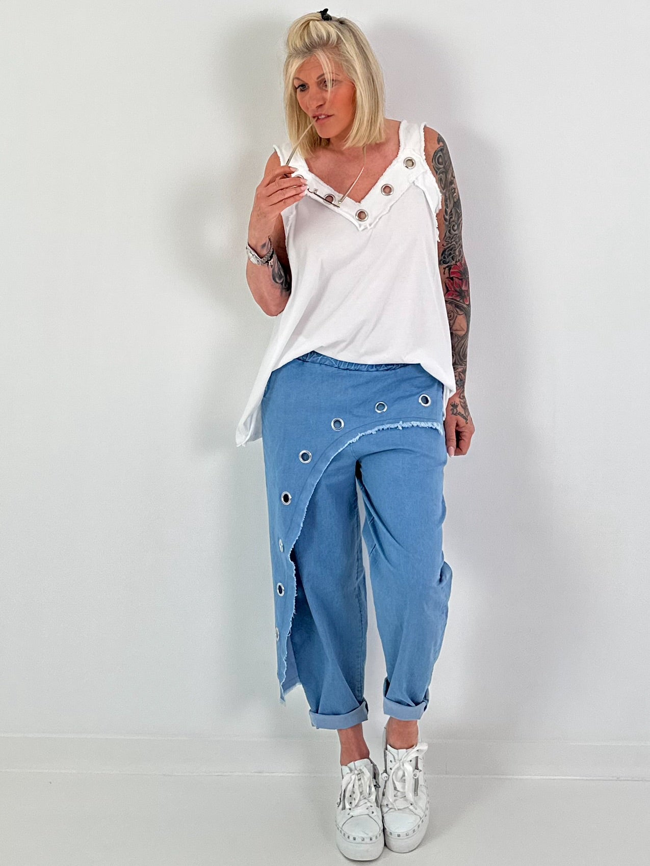 Jeanshose mit silbernen Ösen - hellblau