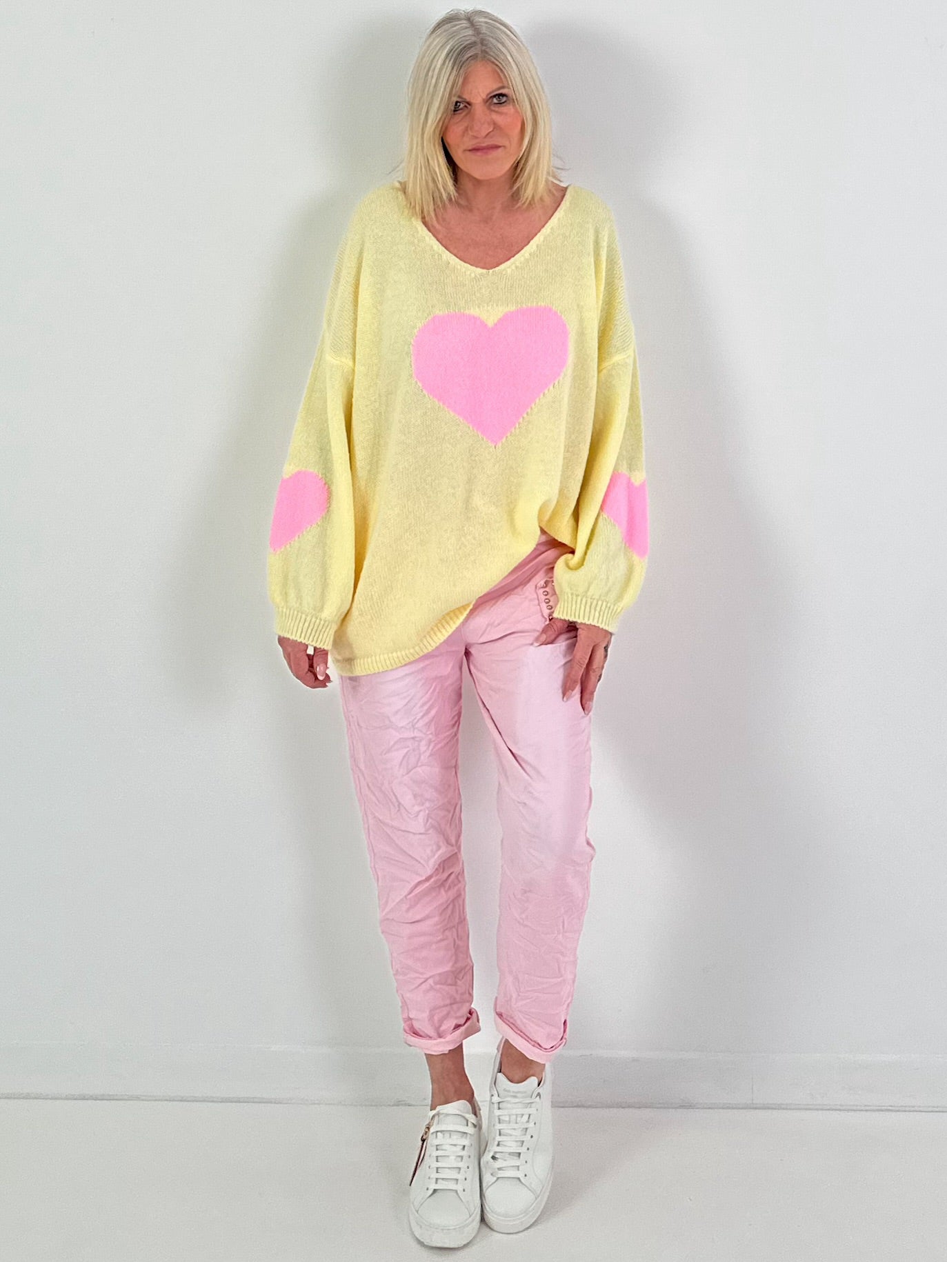 Oversized Pullover Modell "Heart Flair" - gelb