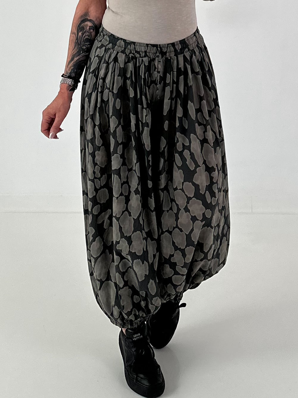 Leichte Pumphose mit stylischem Print  - anthrazit - mehrfarbig