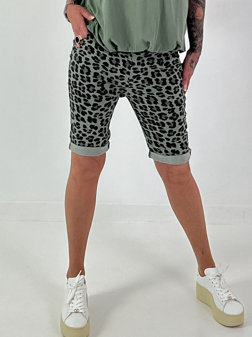 Kurze Hose im Leo Look- khaki