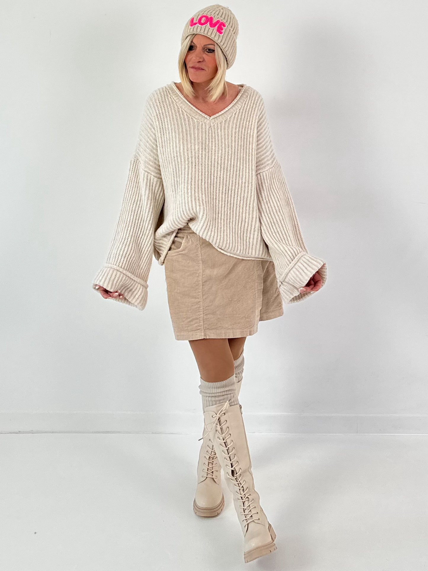 V-hals trui met wijde mouwen, model "Soft Horizon" - beige