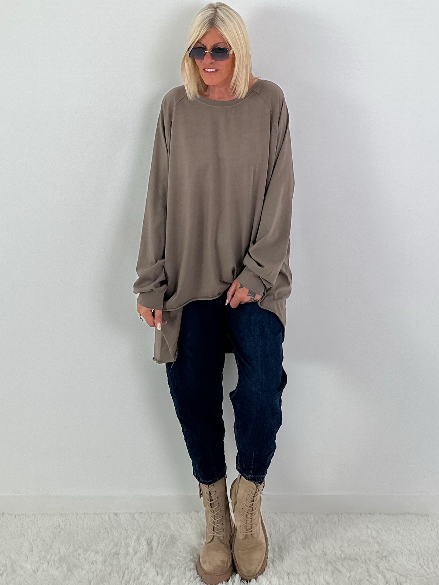 Oversized Shirt mit Statement Spruch auf dem Rücken - taupe