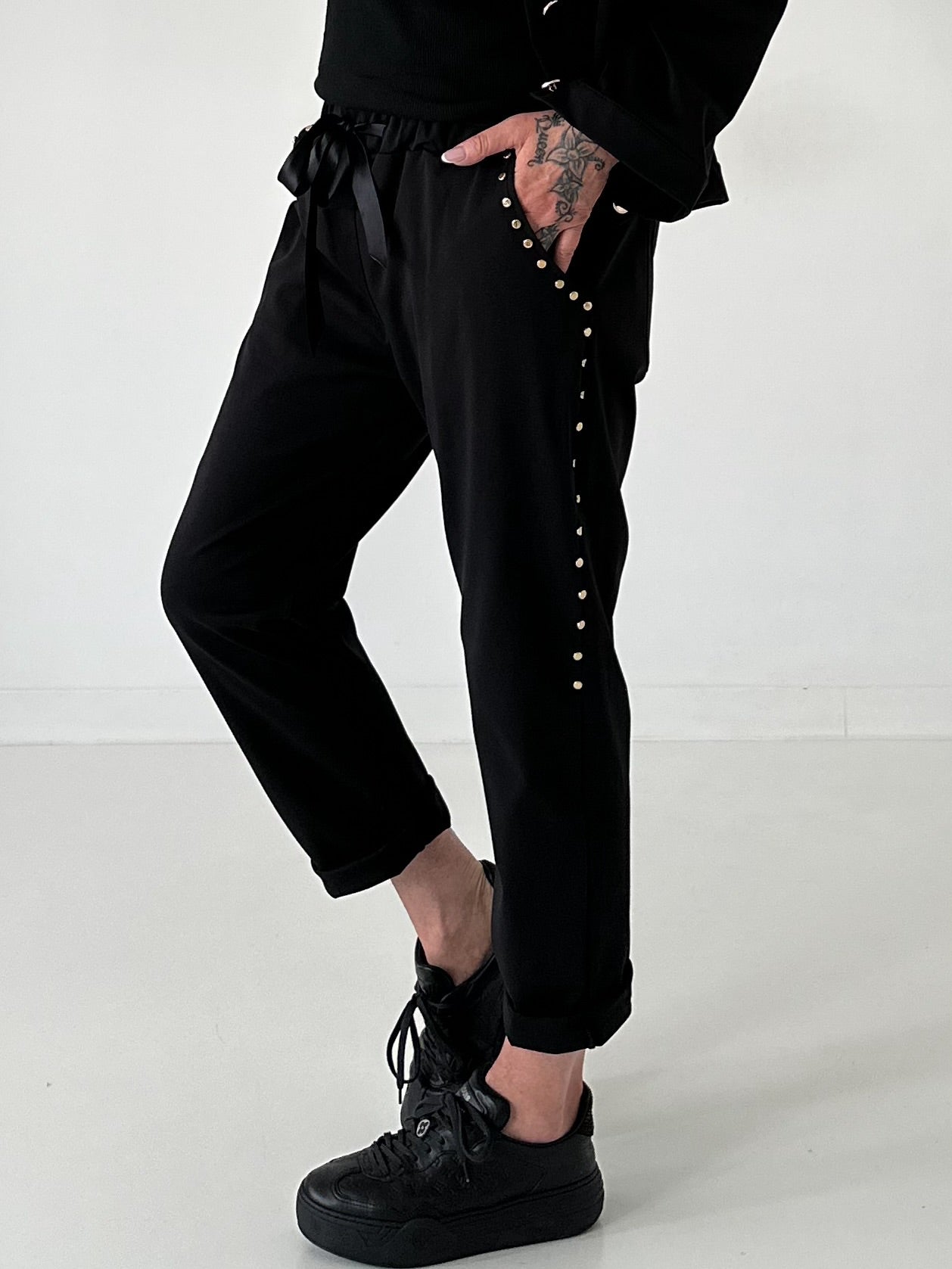 Hose mit goldenen Nieten-Details - schwarz