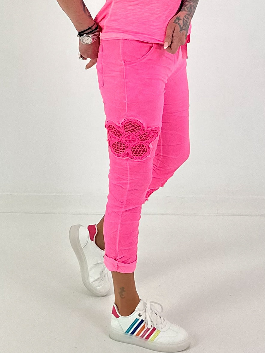 Broek met gehaakte bloemen - neonroze