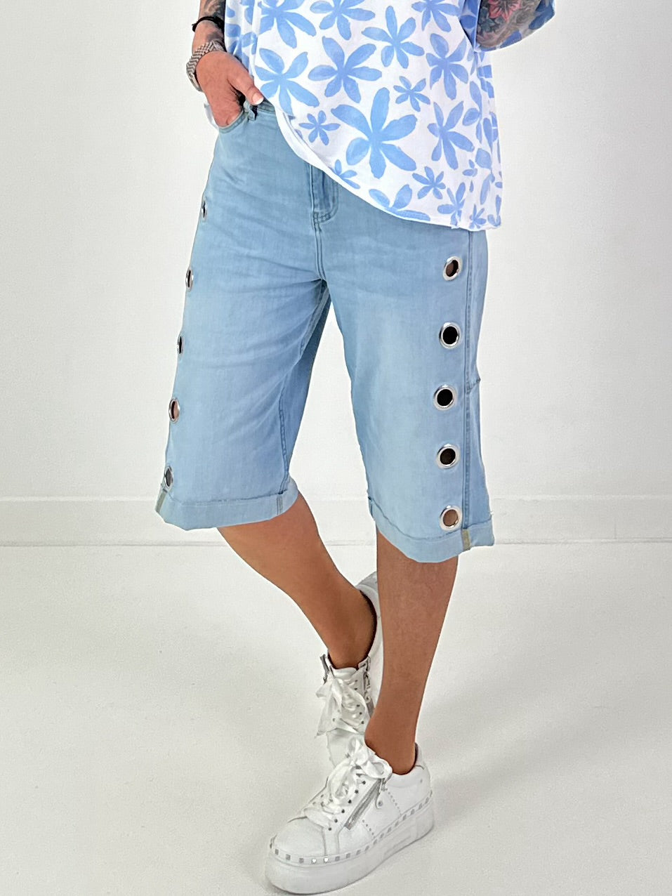 Jeansshort mit silbernen Ösen - denim