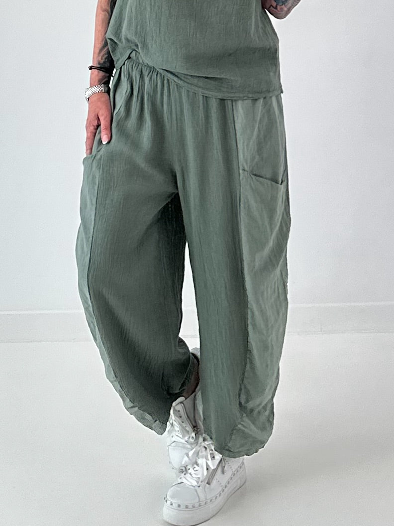 Grobe Hose im Materialmix mit großen Taschen - oliv