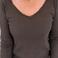 Rippshirt mit fransigem V-Ausschnitt - mokka