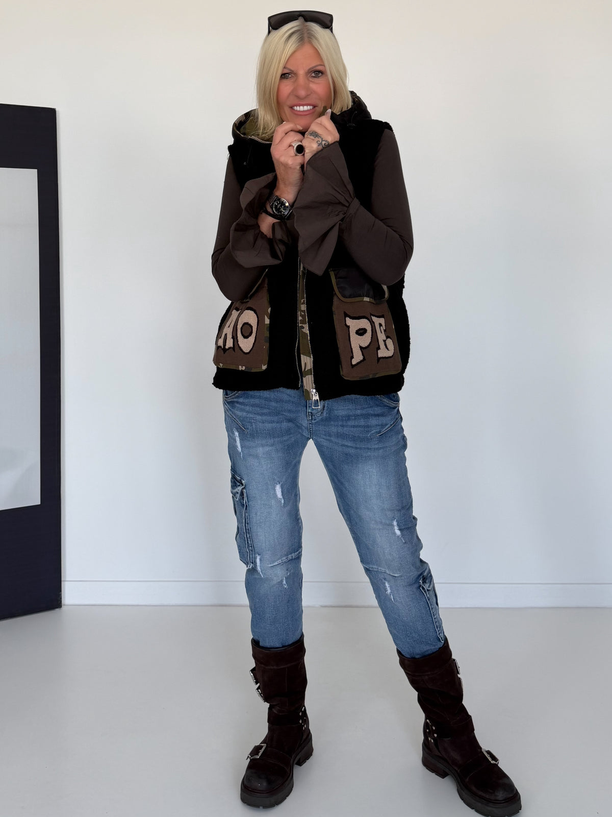 Weste in Teddy-Fur-Optik mit Kapuze - schwarz-mehrfarbig