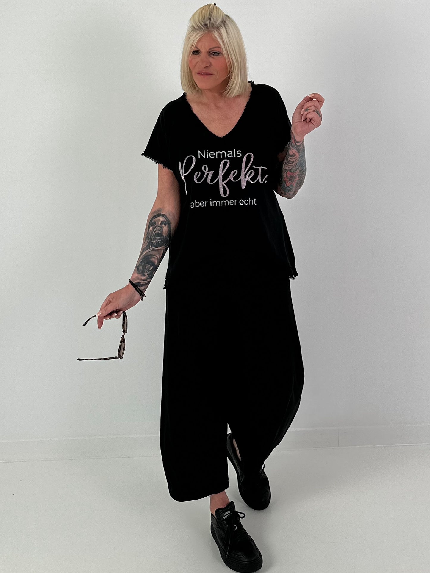 T-Shirt with Statement Print - black
