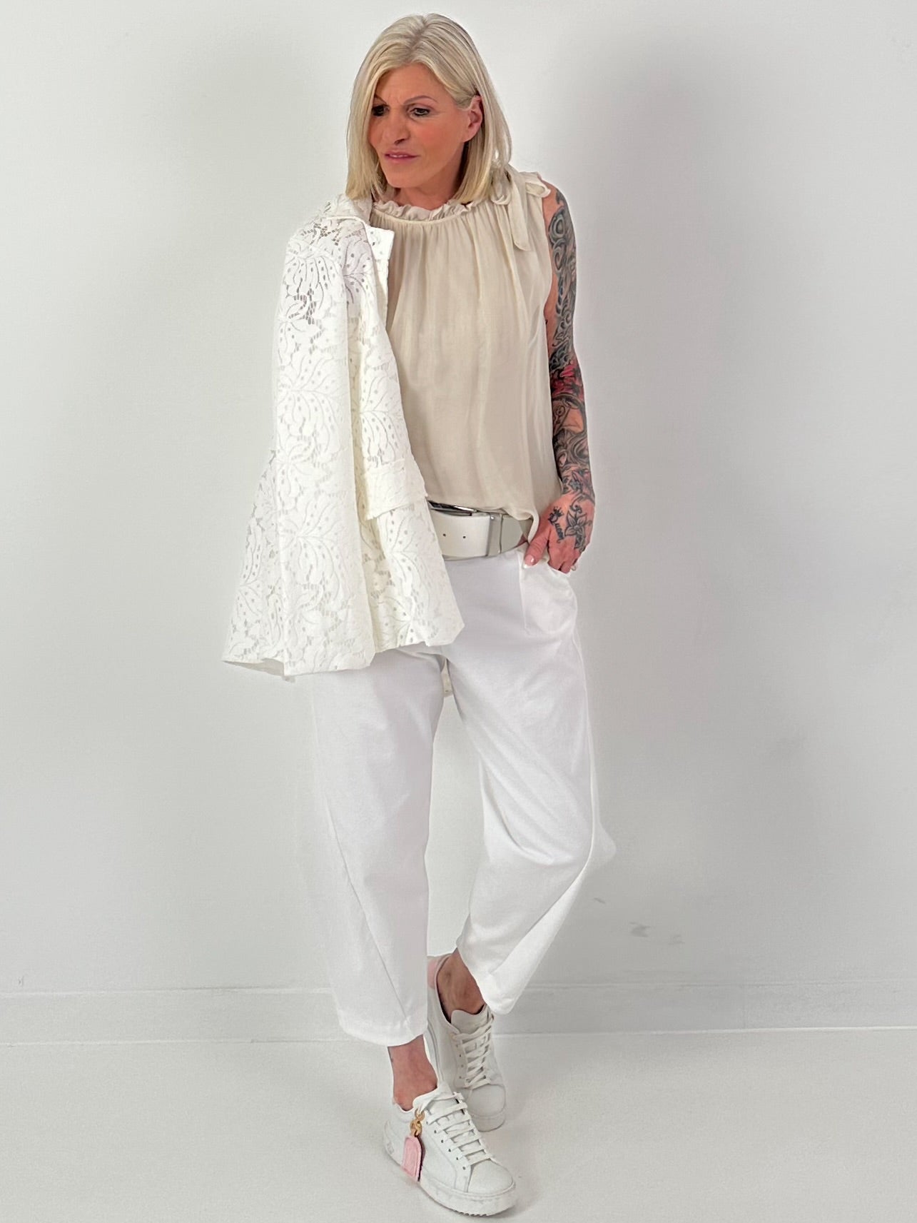 Seidentop mit Rüschenkragen und Schleife - beige