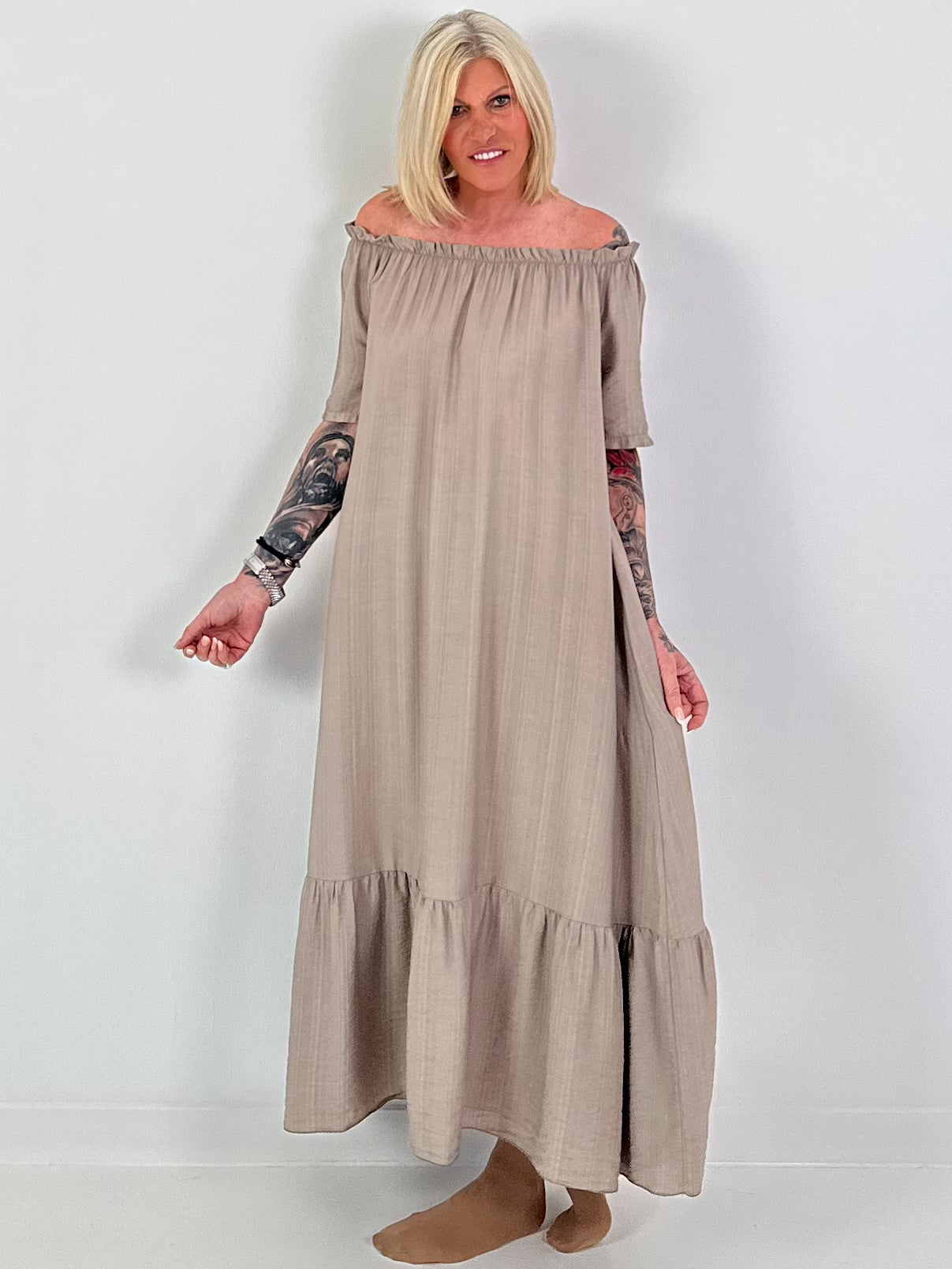 Kleid mit Rüschenkragen und Volantsaum - taupe