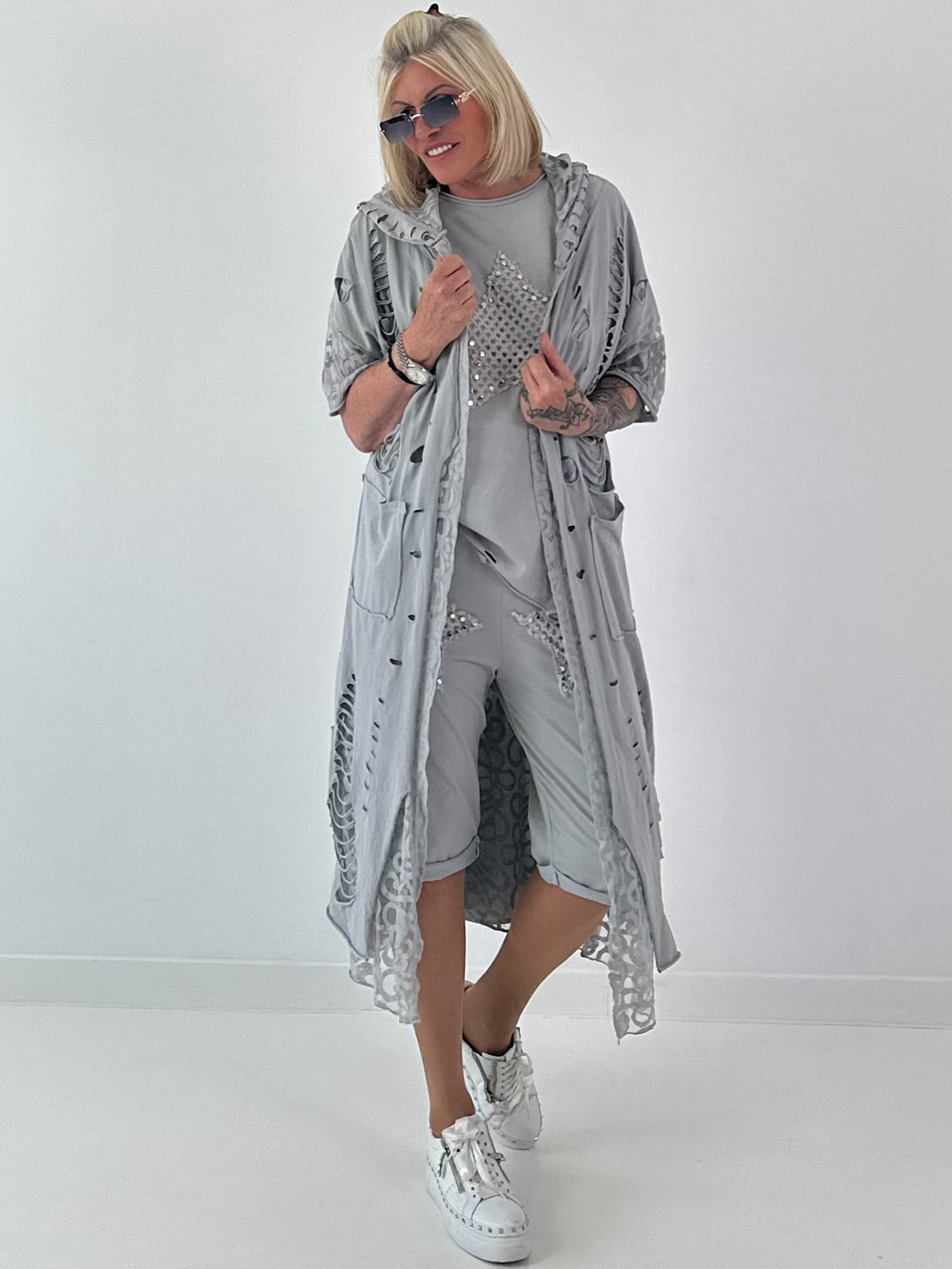 Sweatshirt Mantel mit floralem Netzeinsatz und Cut outs - hellgrau