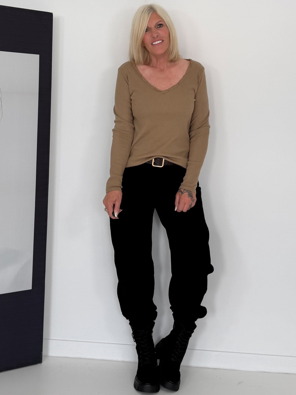 Geribbeld T-shirt met gerafelde V-hals - camel