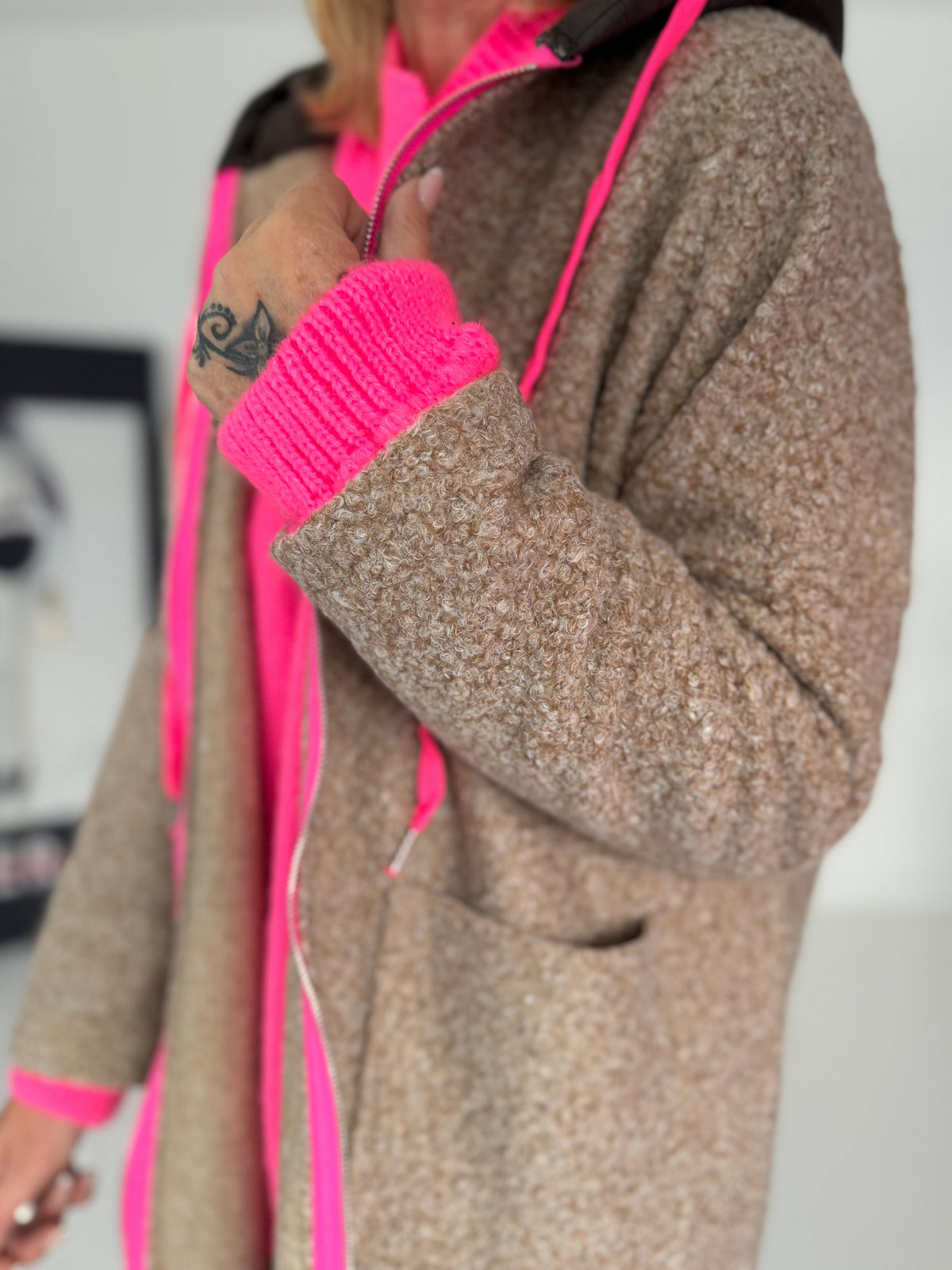 Mantel in Teddy-Curl-Optik und Neon-Akzenten - taupe