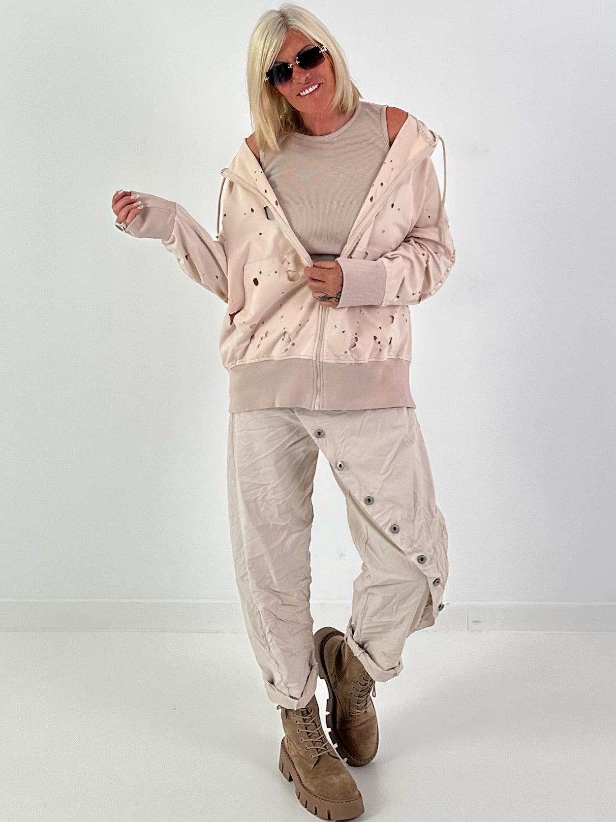 Stylische Sweatshirt Jacke mit großem Rückenpatch Tiger- beige