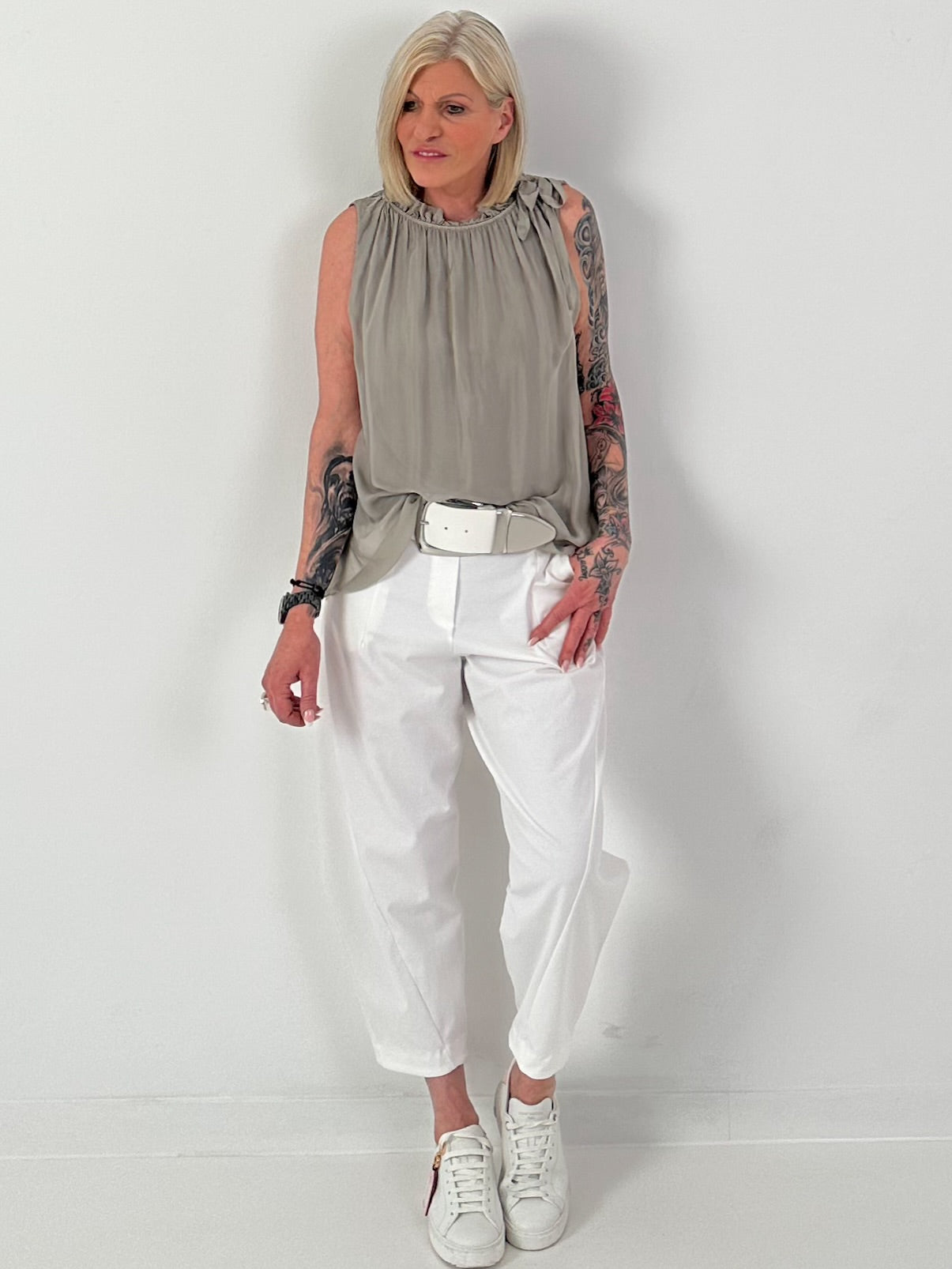 Seidentop mit Rüschenkragen und Schleife - taupe