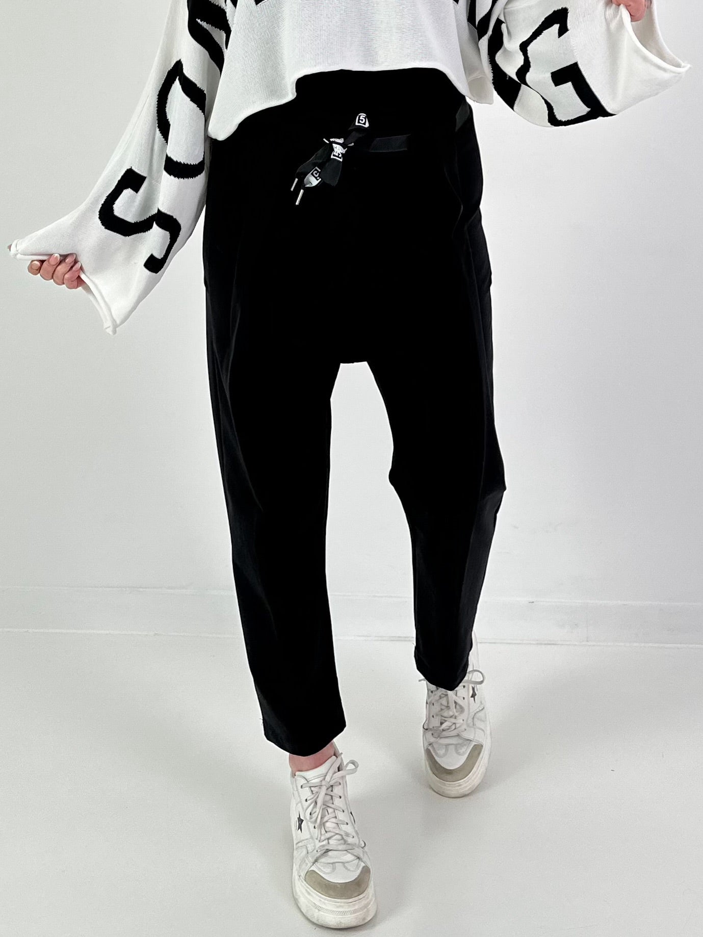 Trousers with wide pleats - black