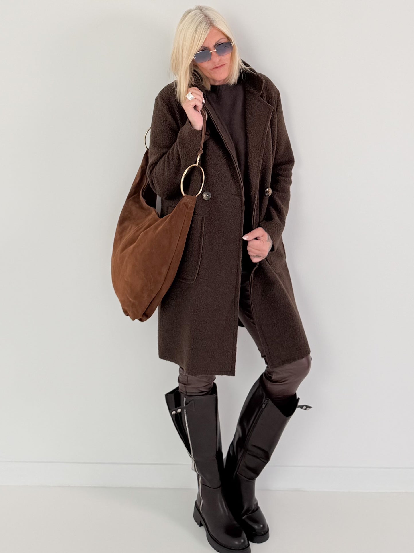 Genuine leather bag with elaborate details - brown