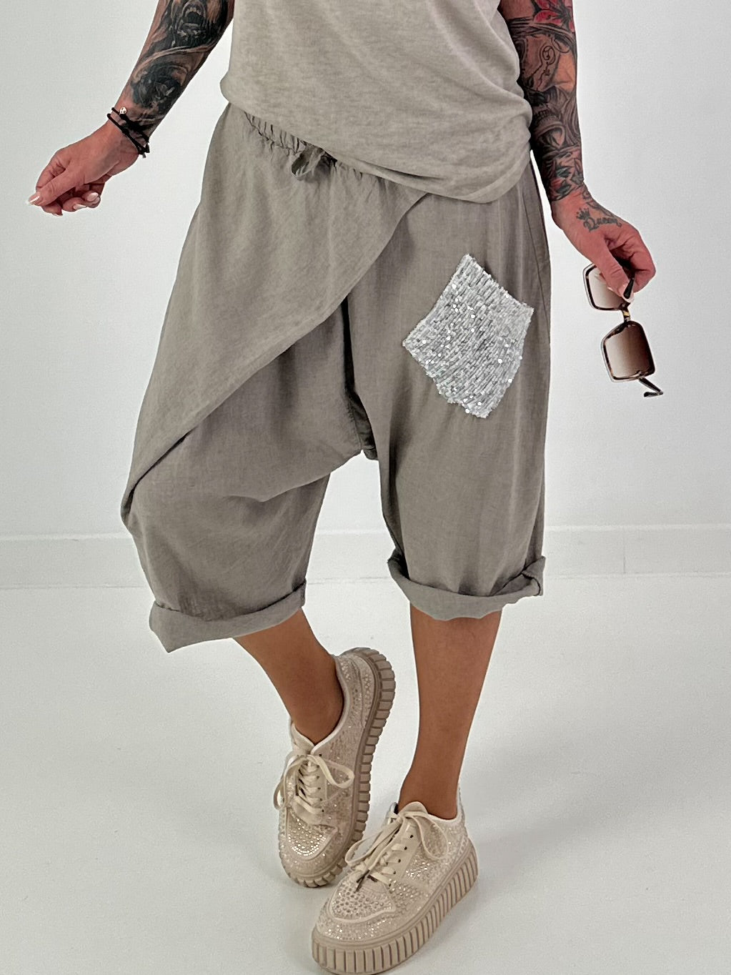 Kurze Leinen Baggy mit Überwurf und Paillettendetails - taupe