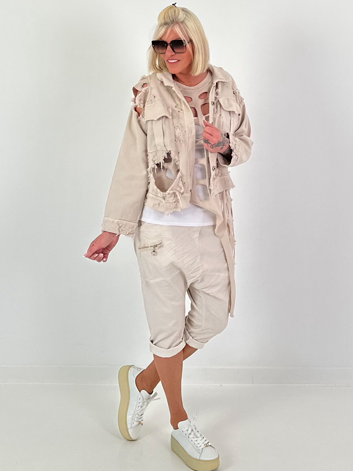 Jeansjacke in Destroyed Optik - beige