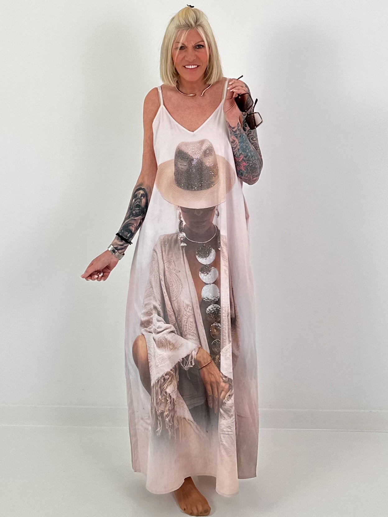 Long dress with a printed design and side pockets - beige-multicoloured
