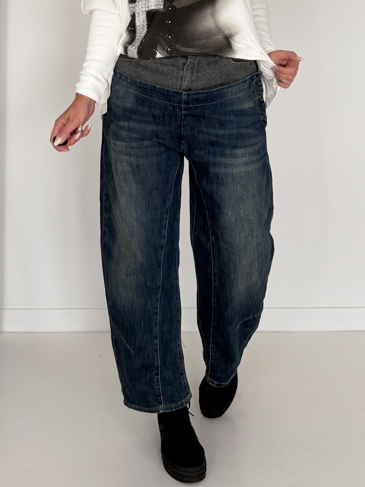 Jeans mit Leo-Print und Jeans-Latz - denim