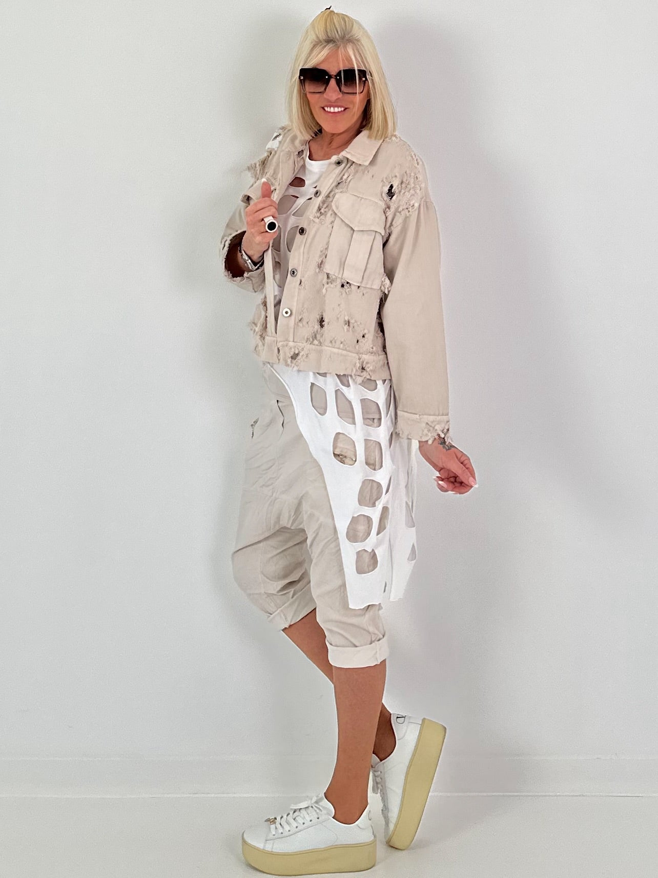 Jeansjacke in Destroyed Optik - beige