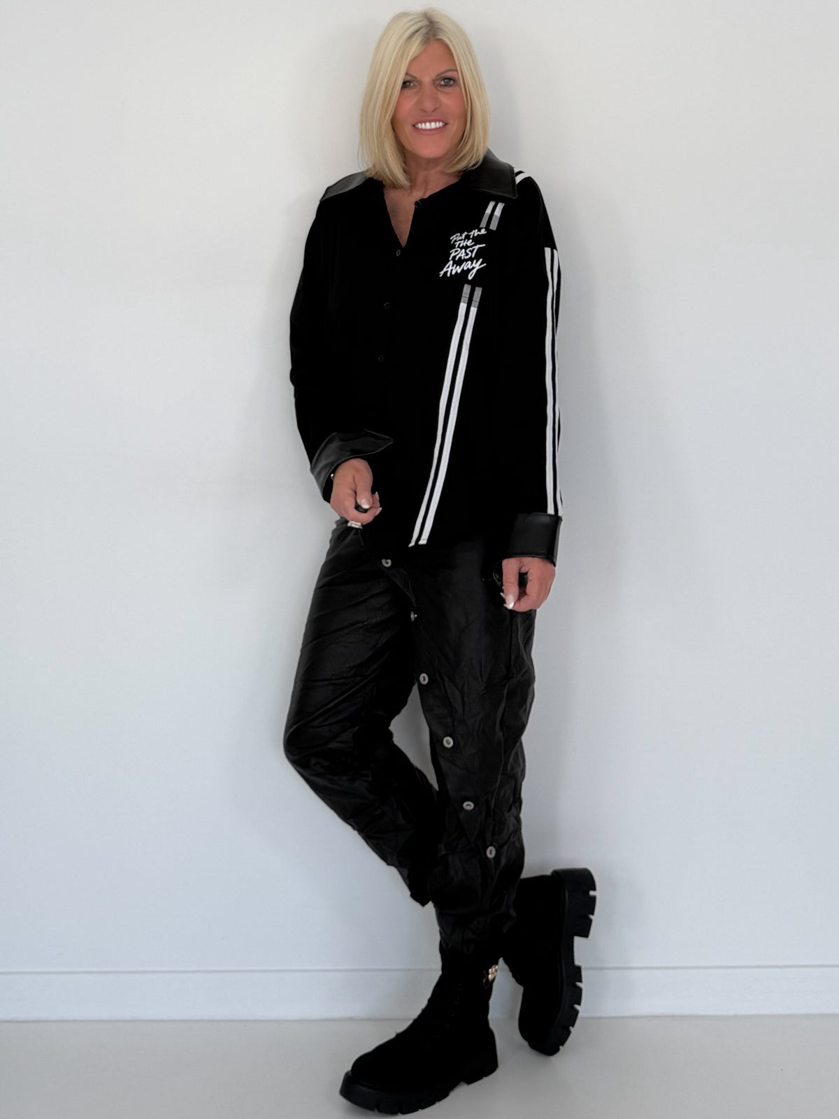 Hemdbluse mit Lederoptik-Elementen und Statement-Patch - schwarz