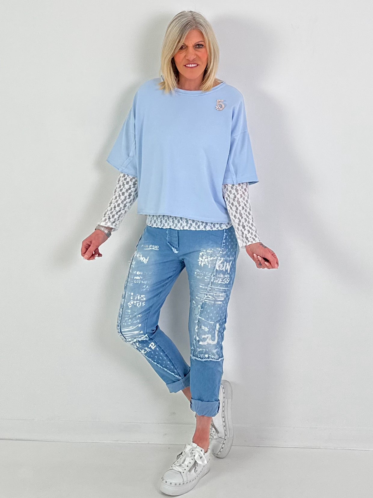 Shirt mit Brosche - hellblau