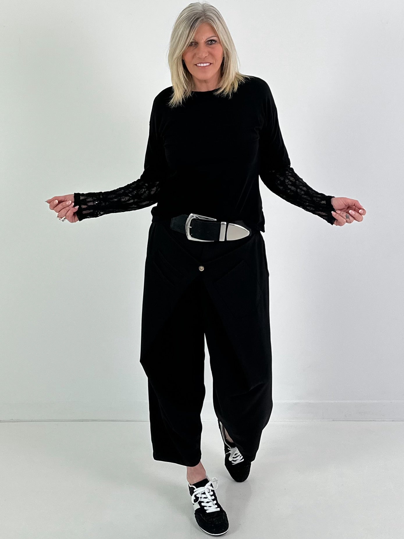 Shirt with lace sleeves - black