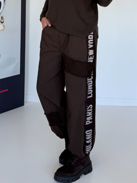 Hose mit City-Statement-Print - mokka