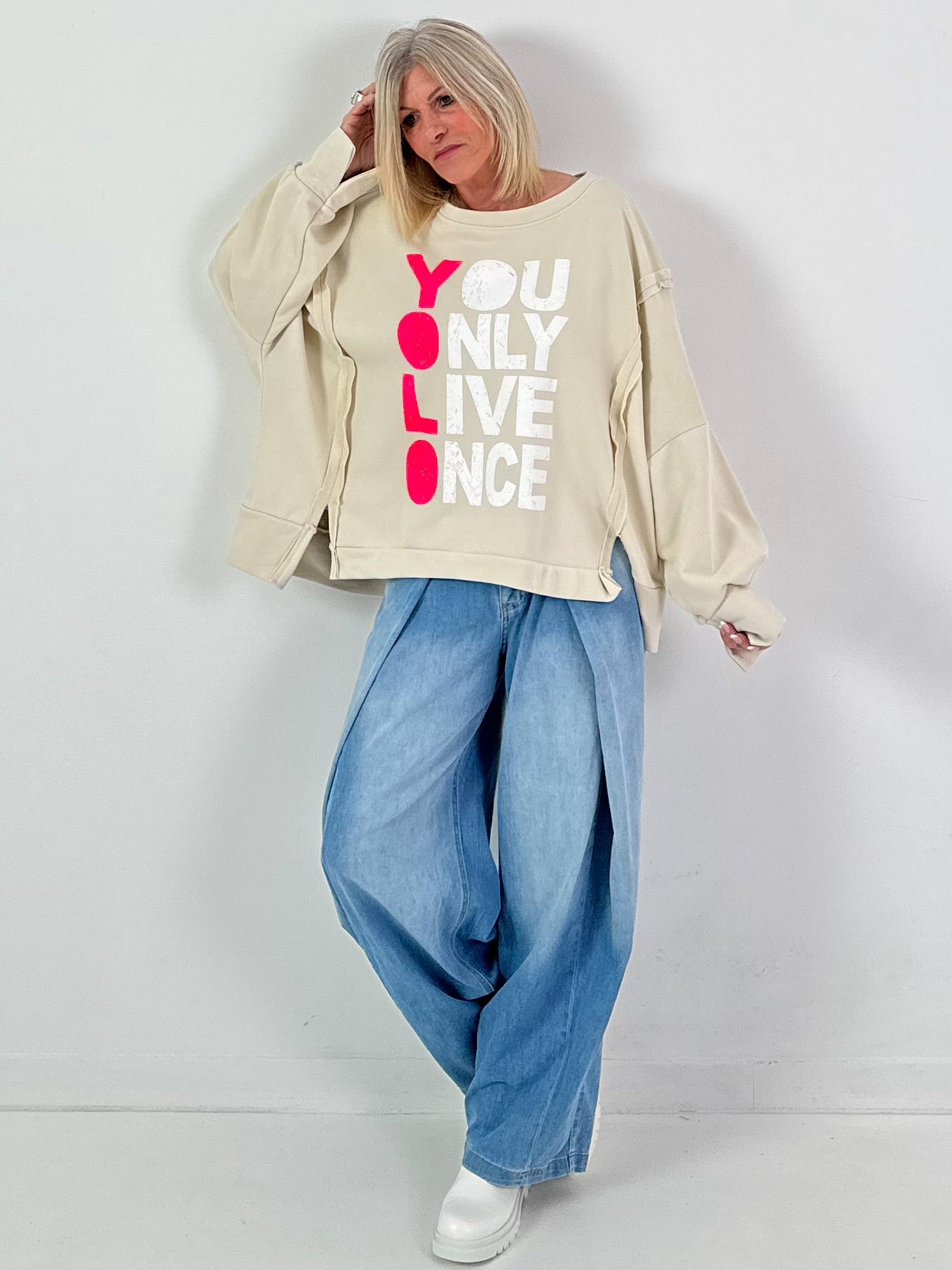Sweatshirt Modell "YOLO" - beige