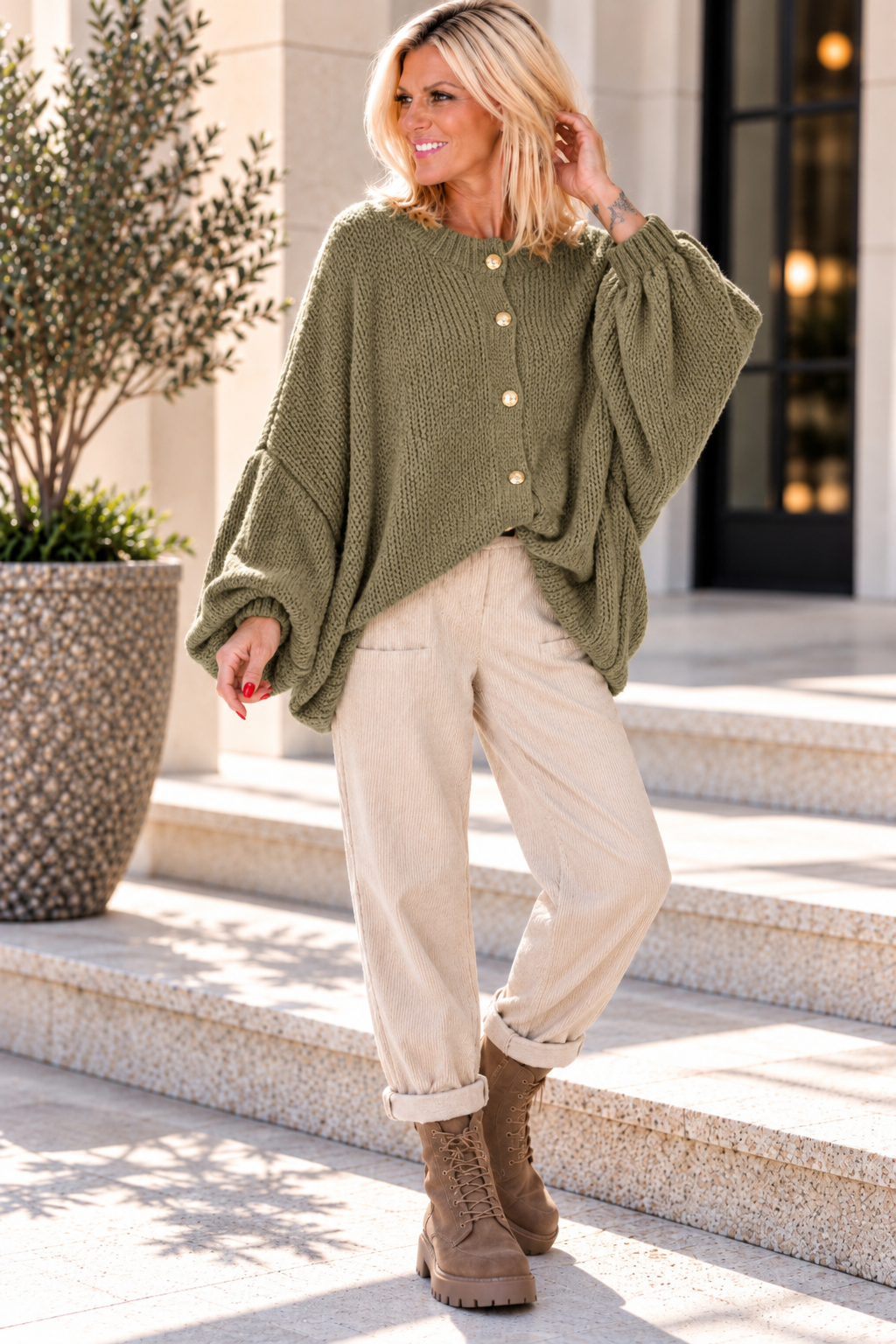 Kuschelige Oversized Strickjacke mit Außennähten - oliv