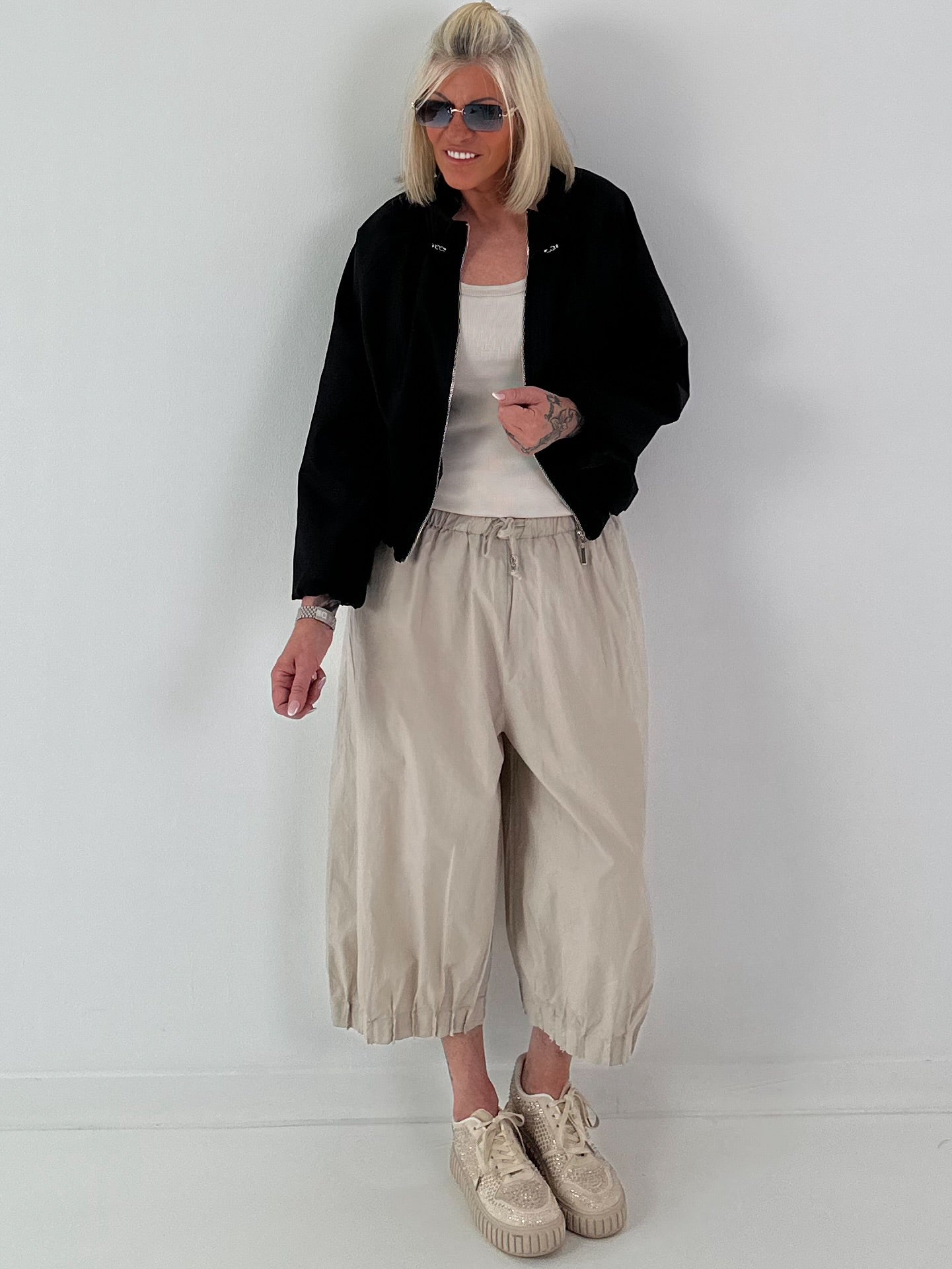 Ballon Jacke mit raffiniertem Kragen - schwarz
